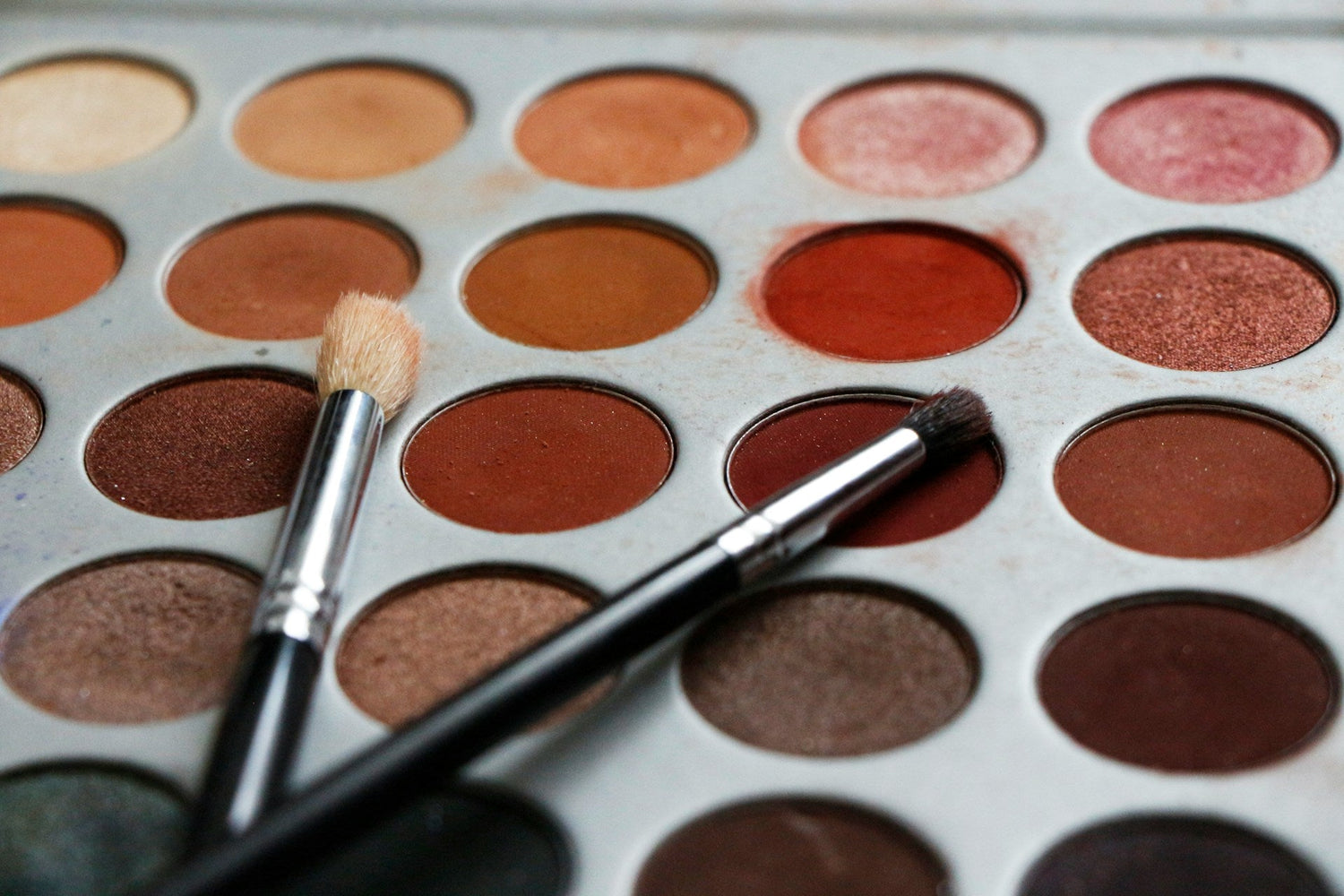 Long-lasting-matte-eyeshadow-palette-by-glowtalebeauty