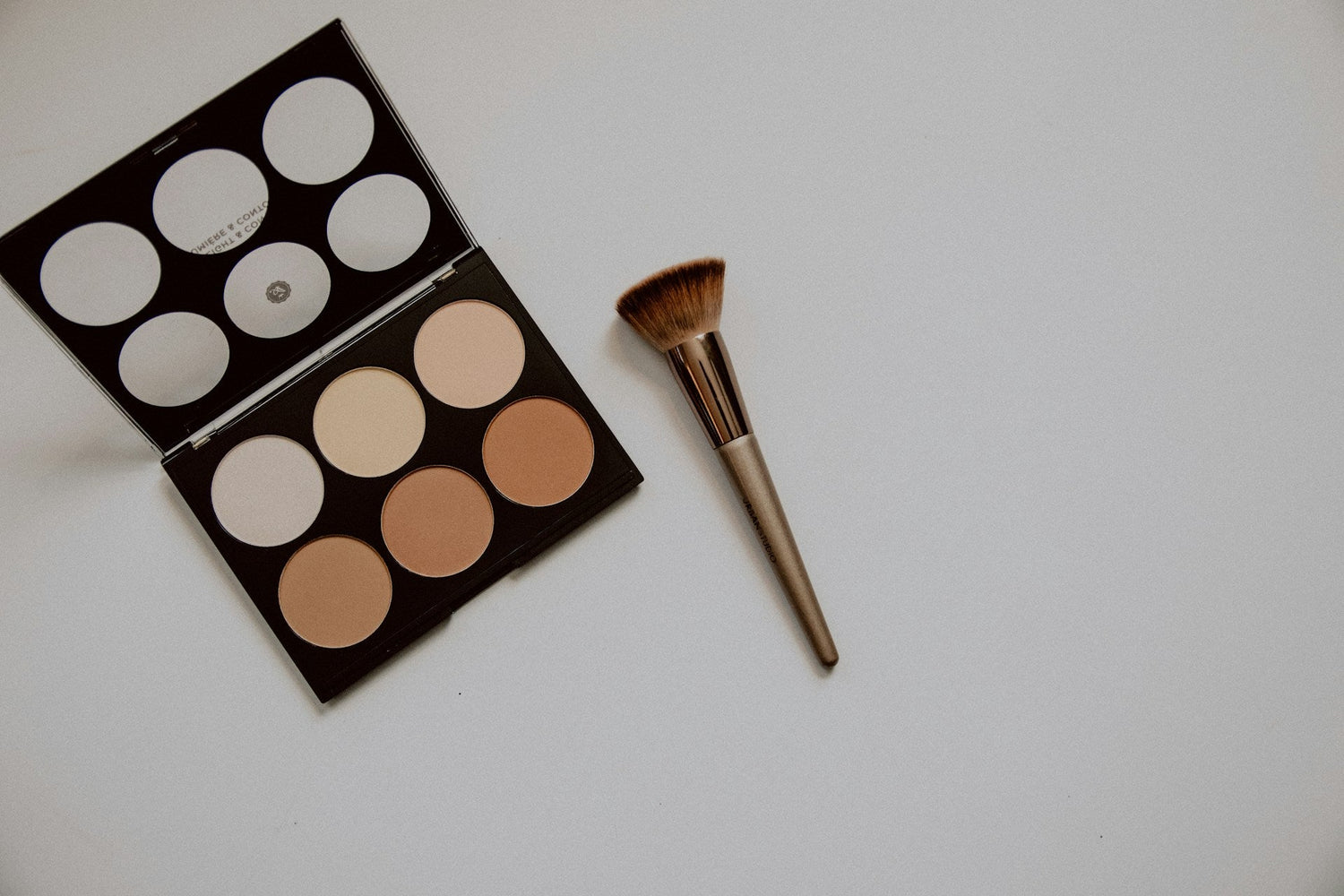 Contouring-makeup-kit-for-sculpted-look-by-GlowTaleBeauty