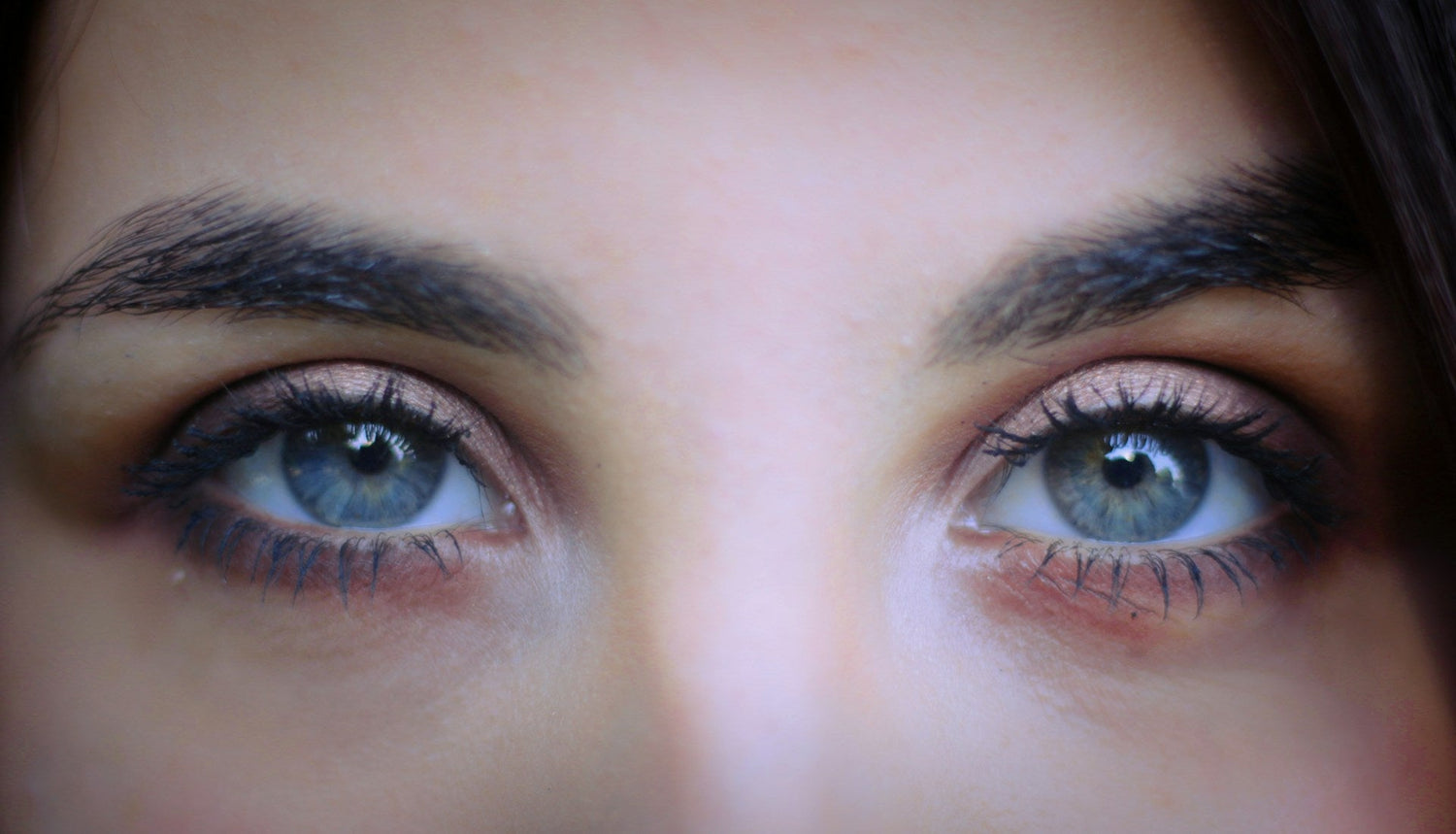 GlowTaleBeauty-soothing-eye-gel-to-reduce-puffiness-and-dark-circles
