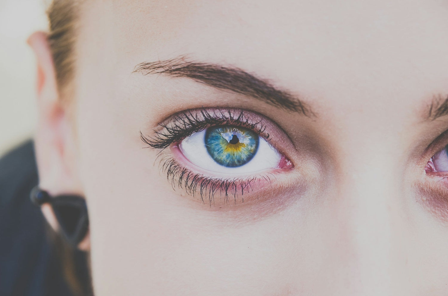 Long-lasting-eye-primer-for-crease-free-and-smudge-proof-makeup