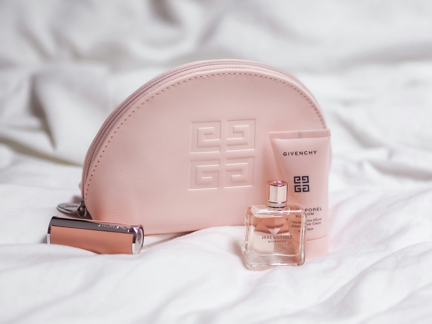 Durable-cosmetic-bag-with-multiple-compartments-for-daily-use