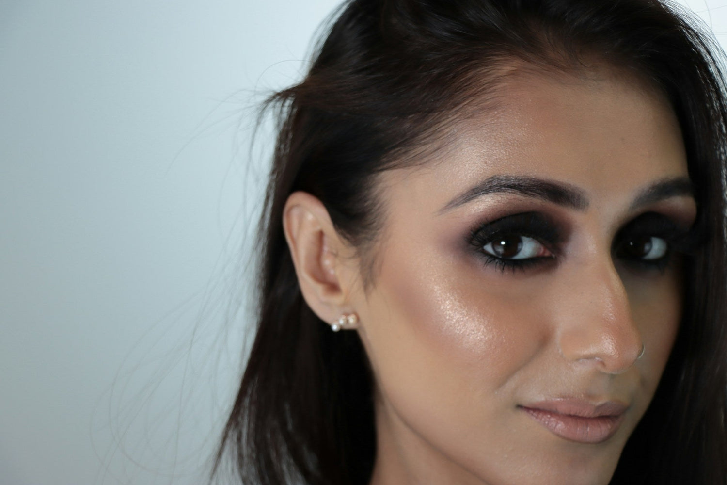 Powder-highlighter-from-GlowTalebeauty-for-glowing-skin