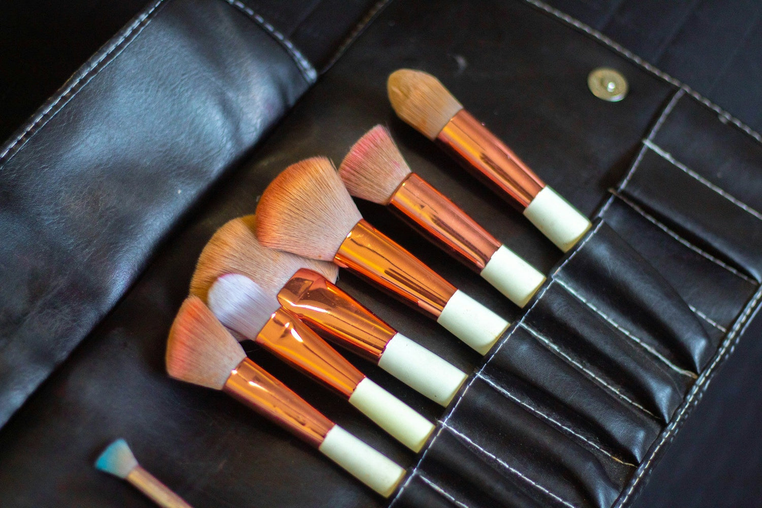 GlowTaleBeauty-professional-makeup-brush-set-for-flawless-application