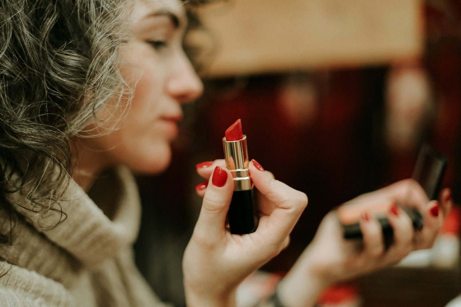 Matte-lipstick-in-rose-pink-for-all-skin-tones